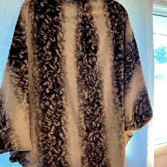 Lindi Animal Print Faux-fur Cape - Picture 8 of 16